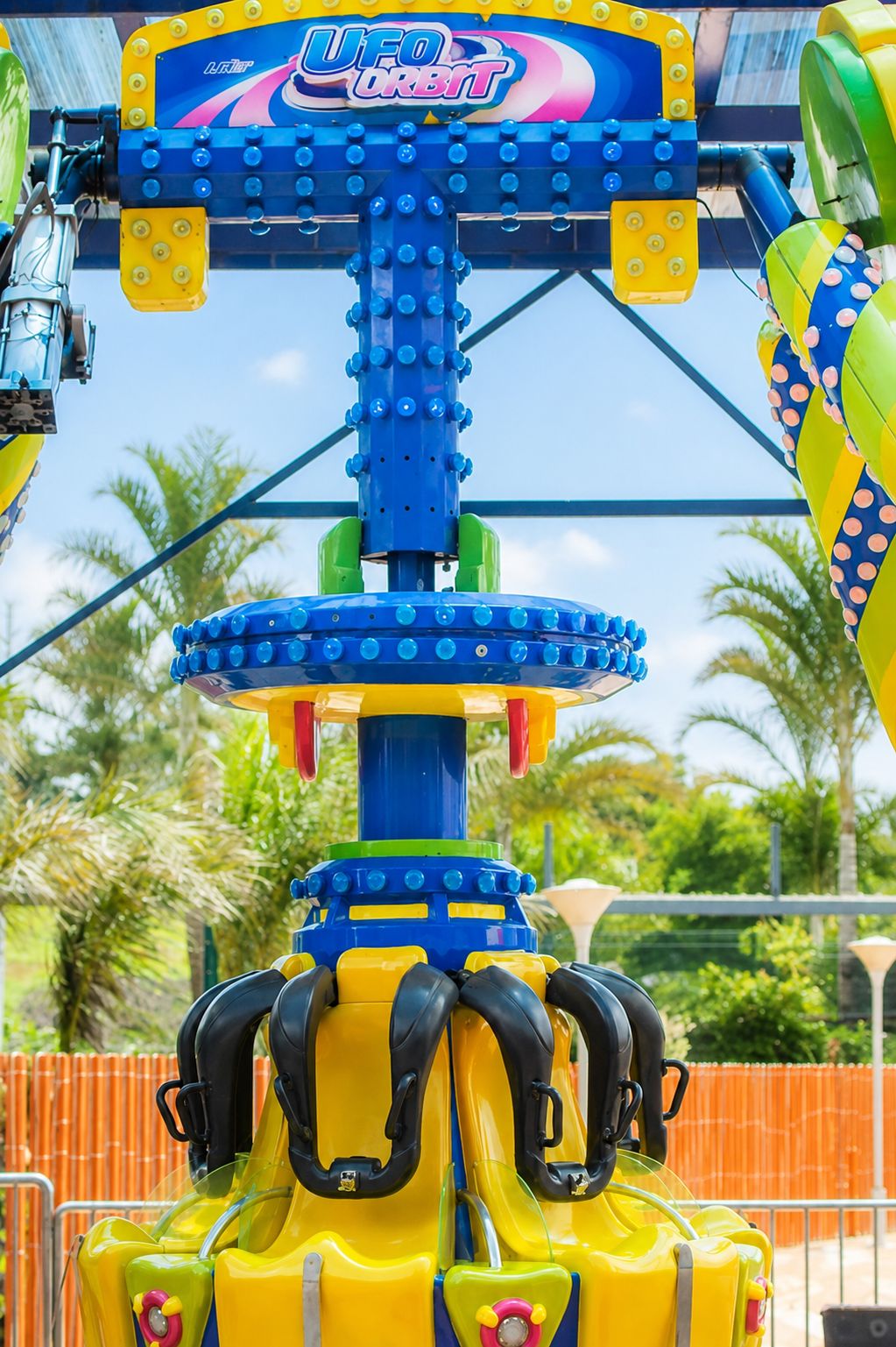 Funscapes-two-rivers-theme-park-Ufo-orbit